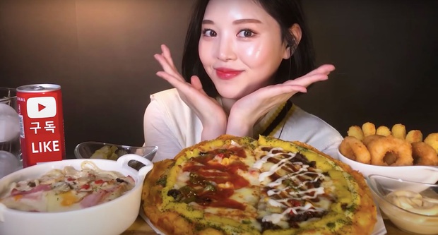 Bị bắt quả tang nhè đồ ăn ra ngay trong clip mukbang của mình, YouTuber người Hàn càng bị lên án dữ dội  - Ảnh 3.