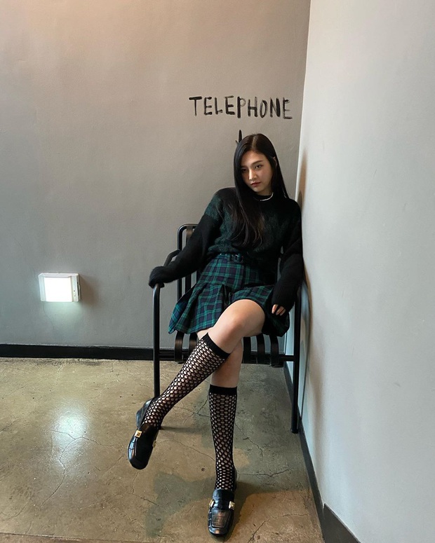 Jisoo lên đồ trẻ trung như nữ sinh, nhưng quay sang Joy mới ngỡ ngàng vì sang chảnh như tiểu thư quý tộc - Ảnh 2. Jisoo lên đồ trẻ trung như nữ sinh, nhưng quay sang Joy mới ngỡ ngàng vì sang chảnh như tiểu thư quý tộc - Ảnh 2.