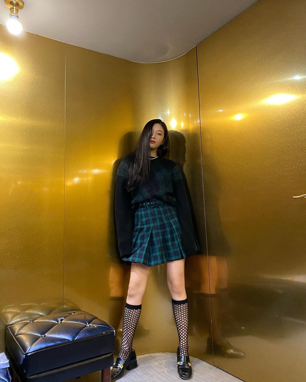Jisoo lên đồ trẻ trung như nữ sinh, nhưng quay sang Joy mới ngỡ ngàng vì sang chảnh như tiểu thư quý tộc - Ảnh 1. Jisoo lên đồ trẻ trung như nữ sinh, nhưng quay sang Joy mới ngỡ ngàng vì sang chảnh như tiểu thư quý tộc - Ảnh 1.