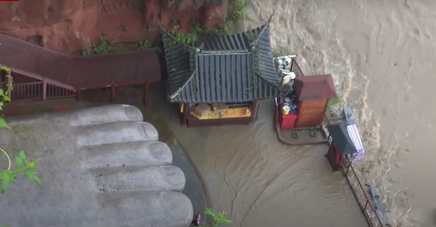 Mưa lớn kéo dài ở Tứ Xuyên tạo nên trận lũ lớn nhất sau 65 năm, khiến nước dâng cao đến bệ chân tượng Phật khổng lồ - Ảnh 2.