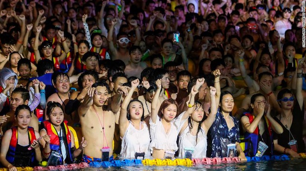 Vũ Hán mở đại tiệc pool party với hàng nghìn người tham gia, chẳng ai đeo khẩu trang: Cơn ác mộng tại vùng đất khởi phát dịch bệnh đã qua? - Ảnh 1.