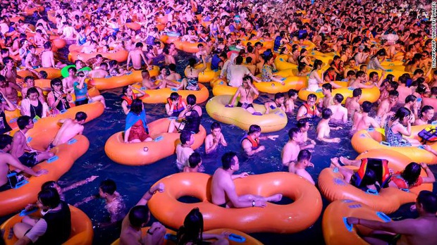 Vũ Hán mở đại tiệc pool party với hàng nghìn người tham gia, chẳng ai đeo khẩu trang: Cơn ác mộng tại vùng đất khởi phát dịch bệnh đã qua? - Ảnh 2.