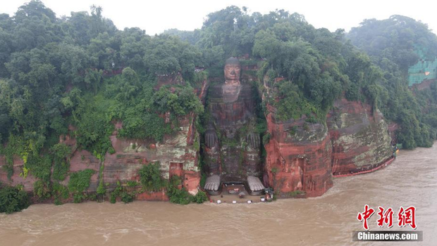 Mưa lớn kéo dài ở Tứ Xuyên tạo nên trận lũ lớn nhất sau 65 năm, khiến nước dâng cao đến bệ chân tượng Phật khổng lồ - Ảnh 5.
