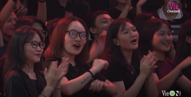 Cô gái xuất hiện nhiều nhất Rap Việt dù không phải thí sinh, dân tình nghi anh quay phim crush chị này - Ảnh 7.