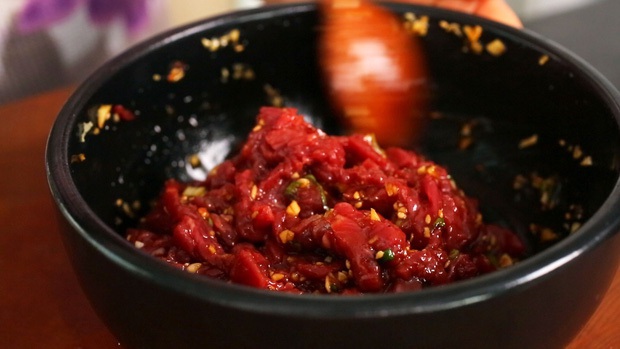 Hoá ra Ngọc Trinh cực mê gỏi thịt bò sống - món ăn kinh dị mà nhiều người không dám thử - Ảnh 3.