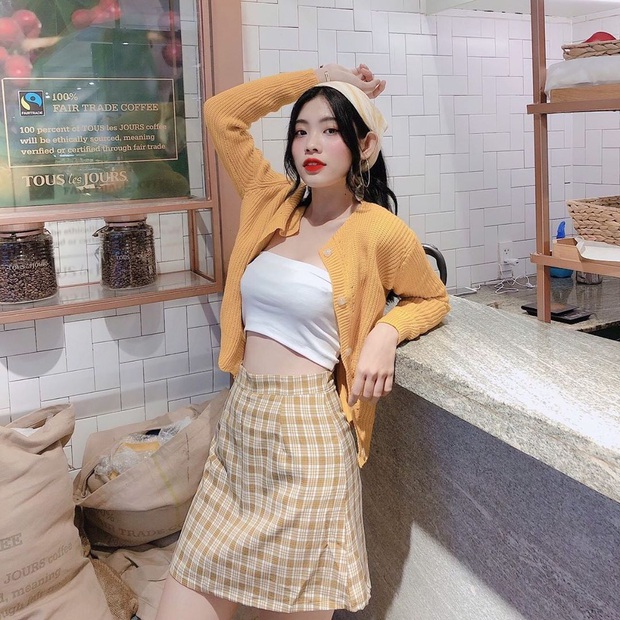 Jisoo lên đồ trẻ trung như nữ sinh, nhưng quay sang Joy mới ngỡ ngàng vì sang chảnh như tiểu thư quý tộc - Ảnh 10. Jisoo lên đồ trẻ trung như nữ sinh, nhưng quay sang Joy mới ngỡ ngàng vì sang chảnh như tiểu thư quý tộc - Ảnh 10.