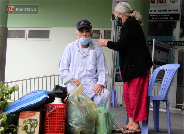 Thêm 1 bệnh viện ở Đà Nẵng được gỡ phong tỏa, các y bác sĩ vỗ tay vui mừng - Ảnh 5.