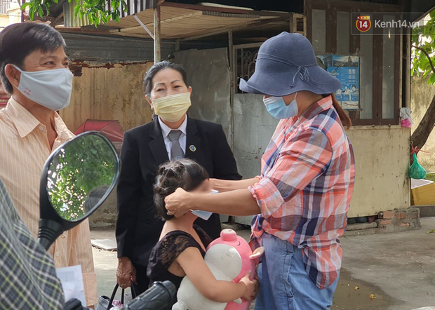 Gã người tình của mẹ bạo hành bé gái 7 tuổi, ông ngoại nuôi nghẹn ngào tại tòa: Mẹ nó đã bỏ rồi, mình không thương sao được - Ảnh 6.