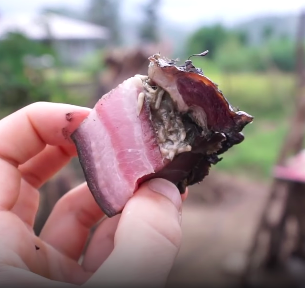 Kinh hãi trước món thịt có giòi bò nhung nhúc là đặc sản ở một nước châu Á, người dân quan niệm càng để lâu thì càng ngon - Ảnh 2.