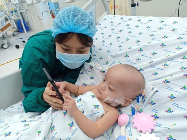 Ảnh: Hai chị em Trúc Nhi - Diệu Nhi tươi cười xem điện thoại, cầm bình sữa uống sạch sau 18 ngày phẫu thuật - Ảnh 3. Ảnh: Hai chị em Trúc Nhi - Diệu Nhi tươi cười xem điện thoại, cầm bình sữa uống sạch sau 18 ngày phẫu thuật - Ảnh 3.