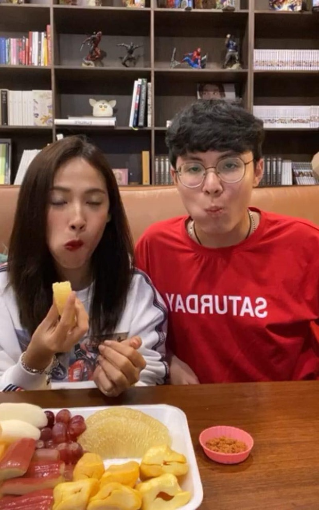 Nhật ký cách ly lầy lội của Cara - NoWay: Cùng nhau livestream, nàng chính thức gọi chàng là ông xã - Ảnh 2. Nhật ký cách ly lầy lội của Cara - NoWay: Cùng nhau livestream, nàng chính thức gọi chàng là ông xã - Ảnh 2.