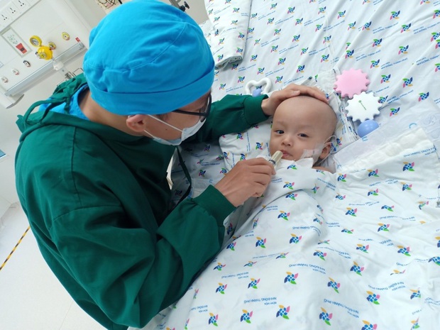 Ảnh: Hai chị em Trúc Nhi - Diệu Nhi tươi cười xem điện thoại, cầm bình sữa uống sạch sau 18 ngày phẫu thuật - Ảnh 1. Ảnh: Hai chị em Trúc Nhi - Diệu Nhi tươi cười xem điện thoại, cầm bình sữa uống sạch sau 18 ngày phẫu thuật - Ảnh 1.