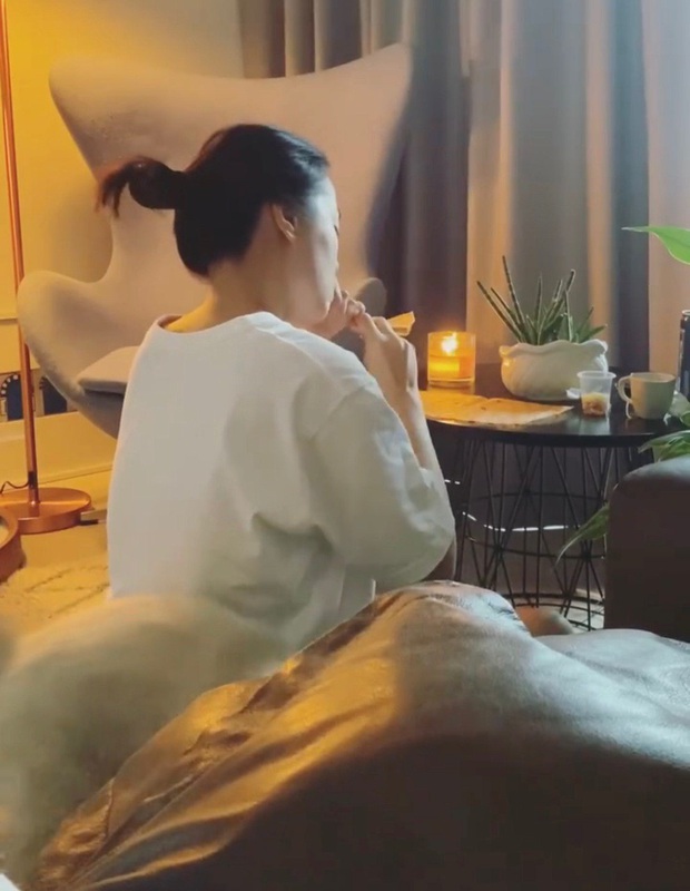 Hà Trúc xem phim Hàn khóc sưng cả mắt mà Quang Đạt lại xem như trò đùa, con trai yêu lâu rồi to gan thật - Ảnh 2. Hà Trúc xem phim Hàn khóc sưng cả mắt mà Quang Đạt lại xem như trò đùa, con trai yêu lâu rồi to gan thật - Ảnh 2.