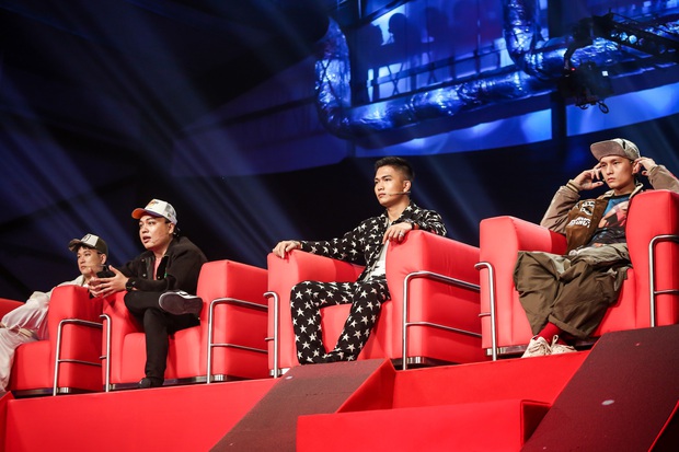 King Of Rap: Á hậu Kiều Loan diện đầm đuôi cá lộng lẫy bắn rap về chân dài não ngắn - Ảnh 1. King Of Rap: Á hậu Kiều Loan diện đầm đuôi cá lộng lẫy bắn rap về chân dài não ngắn - Ảnh 1.