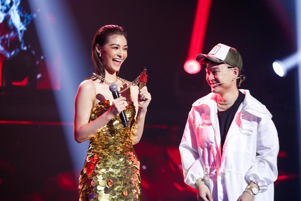 King Of Rap: Á hậu Kiều Loan diện đầm đuôi cá lộng lẫy bắn rap về chân dài não ngắn - Ảnh 3. King Of Rap: Á hậu Kiều Loan diện đầm đuôi cá lộng lẫy bắn rap về chân dài não ngắn - Ảnh 3.