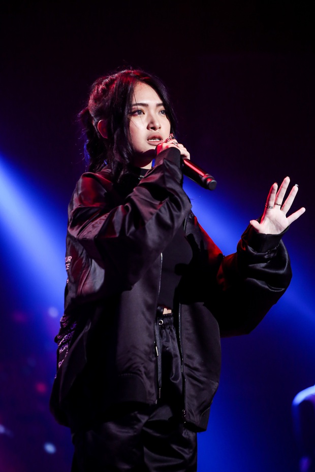 King Of Rap: Á hậu Kiều Loan diện đầm đuôi cá lộng lẫy bắn rap về chân dài não ngắn - Ảnh 5. King Of Rap: Á hậu Kiều Loan diện đầm đuôi cá lộng lẫy bắn rap về chân dài não ngắn - Ảnh 5.