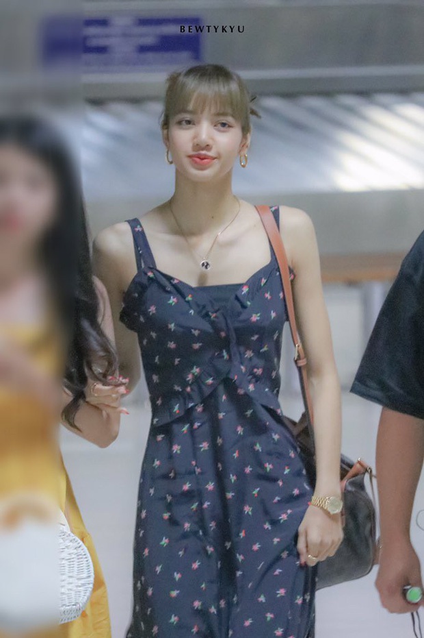 Bí kíp ăn diện của Lisa: Chăm phối áo quây màu đen với đồ bánh bèo – ngỡ lạc quẻ mà hóa ra lại đẹp mê - Ảnh 8.