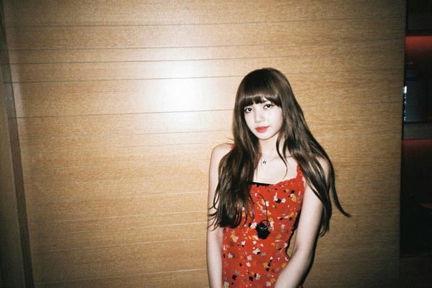 Bí kíp ăn diện của Lisa: Chăm phối áo quây màu đen với đồ bánh bèo – ngỡ lạc quẻ mà hóa ra lại đẹp mê - Ảnh 7.