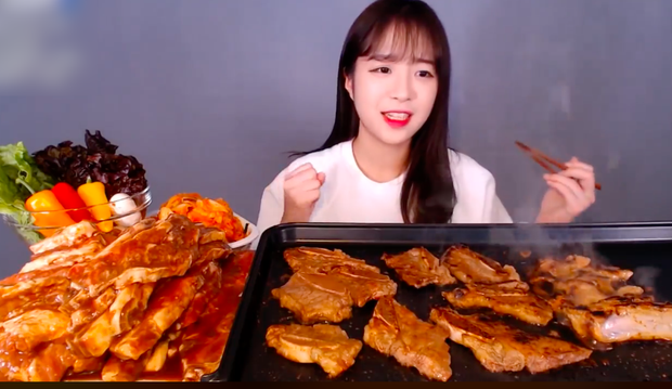 Bị dân mạng Hàn Quốc chèn ép tới khủng hoảng, nữ YouTuber Mukbang phải chấm dứt luôn sự nghiệp, xoá hết video - Ảnh 3. Bị dân mạng Hàn Quốc chèn ép tới khủng hoảng, nữ YouTuber Mukbang phải chấm dứt luôn sự nghiệp, xoá hết video - Ảnh 3.