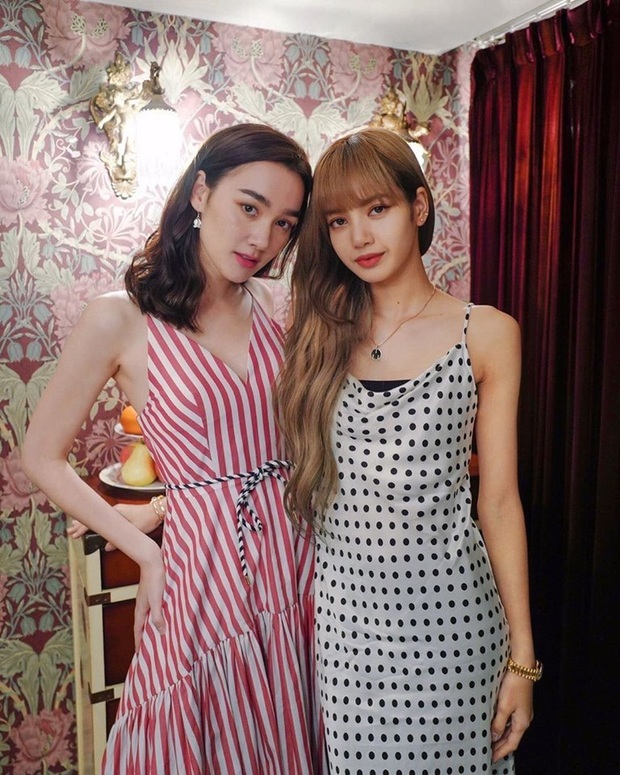 Bí kíp ăn diện của Lisa: Chăm phối áo quây màu đen với đồ bánh bèo – ngỡ lạc quẻ mà hóa ra lại đẹp mê - Ảnh 6.