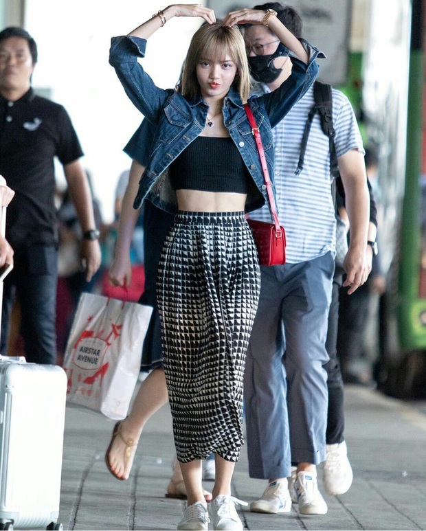 Bí kíp ăn diện của Lisa: Chăm phối áo quây màu đen với đồ bánh bèo – ngỡ lạc quẻ mà hóa ra lại đẹp mê - Ảnh 9.