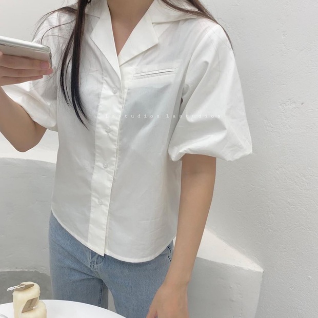 Tôi từng nghĩ sơ mi trắng “nhạt như nước ốc” cho đến khi chiêm ngưỡng 9 cách diện “chanh sả” của sao Hàn - Ảnh 14. Tôi từng nghĩ sơ mi trắng “nhạt như nước ốc” cho đến khi chiêm ngưỡng 9 cách diện “chanh sả” của sao Hàn - Ảnh 14.