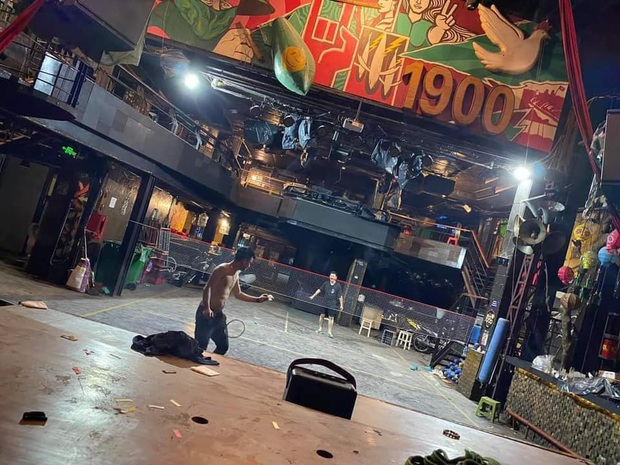 Trong cái khó ló cái khôn: Club 1900 ở Hà Nội biến thành sân chơi cầu lông trong mùa dịch - Ảnh 2.