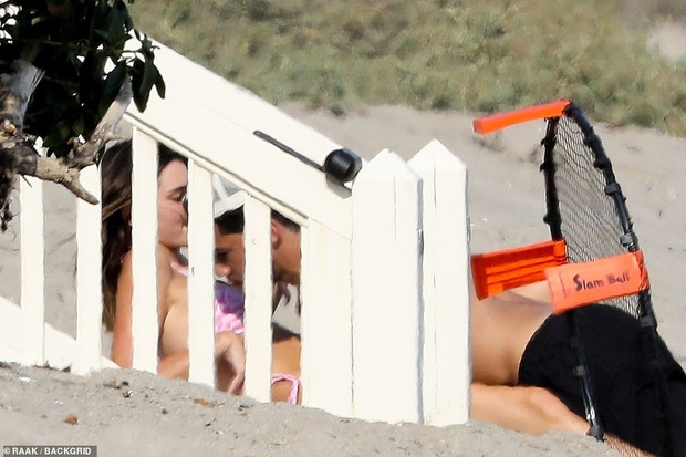 Kendall Jenner công khai âu yếm sao bóng rổ NBA trên bãi biển - Ảnh 2.