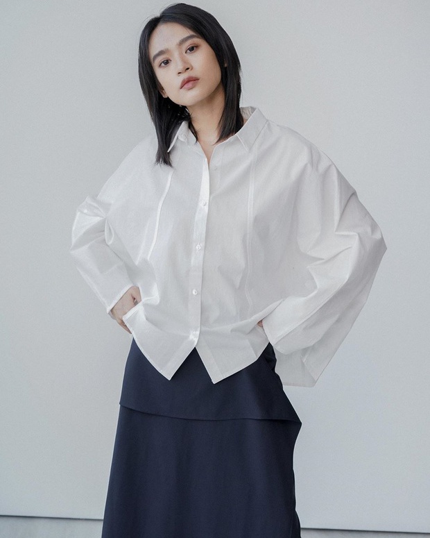 Tôi từng nghĩ sơ mi trắng “nhạt như nước ốc” cho đến khi chiêm ngưỡng 9 cách diện “chanh sả” của sao Hàn - Ảnh 16. Tôi từng nghĩ sơ mi trắng “nhạt như nước ốc” cho đến khi chiêm ngưỡng 9 cách diện “chanh sả” của sao Hàn - Ảnh 16.