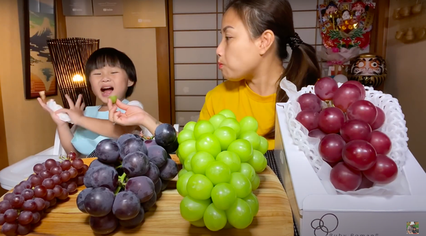 Thấy Trần Thành kêu chùm nho 11 triệu quá đắt không dám mua, Quỳnh Trần JP liền có lời rủ rê khiến dân tình thích thú - Ảnh 4.