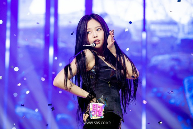 10 khoảnh khắc tiên tử kết màn gây bão MXH của BLACKPINK: Jisoo đúng tầm Hoa hậu, Jennie sexy nhưng Lisa mới là trùm cuối - Ảnh 10.