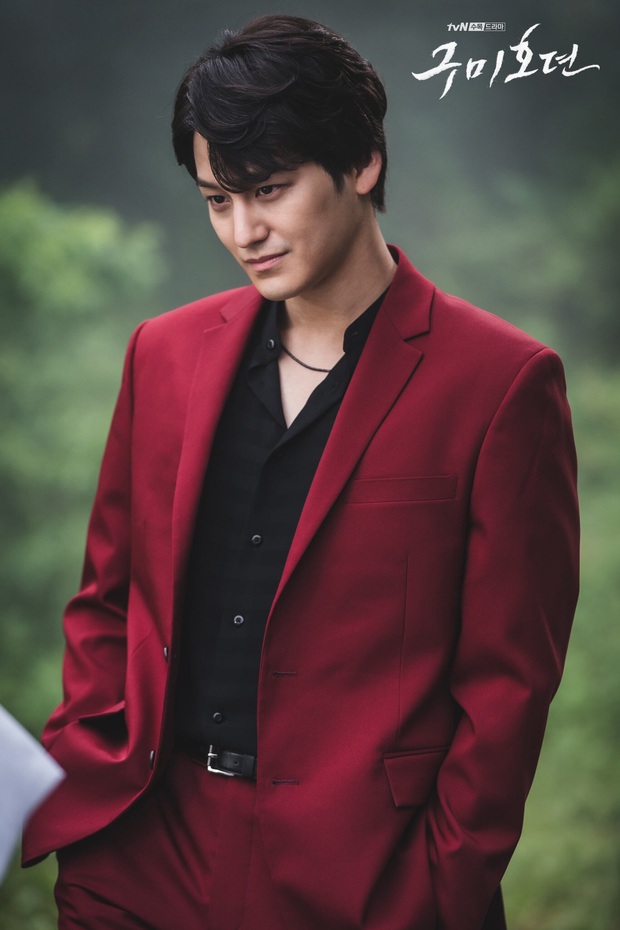 Anh em hồ ly Kim Bum - Lee Dong Wook khoe ảnh đẹp ma mị, chị em thi nhau đòi bắt em đi! - Ảnh 2.