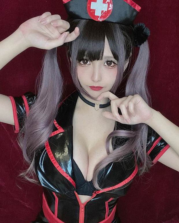 Livestream game kinh dị bị sợ quá, nữ streamer xinh đẹp tự cầm vòng một rung lắc để trấn an người xem Yên tâm, có em ở đây rồi - Ảnh 1.