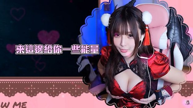 Livestream game kinh dị bị sợ quá, nữ streamer xinh đẹp tự cầm vòng một rung lắc để trấn an người xem Yên tâm, có em ở đây rồi - Ảnh 2.