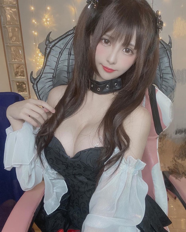 Livestream game kinh dị bị sợ quá, nữ streamer xinh đẹp tự cầm vòng một rung lắc để trấn an người xem Yên tâm, có em ở đây rồi - Ảnh 3.