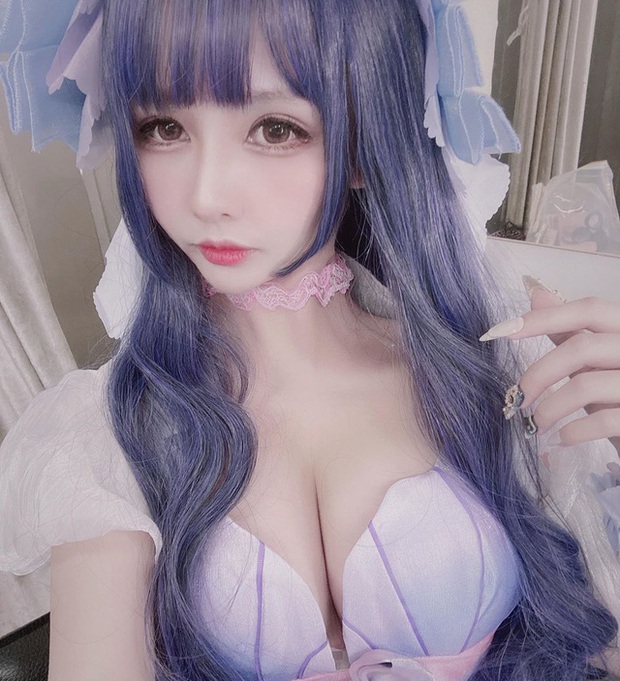 Livestream game kinh dị bị sợ quá, nữ streamer xinh đẹp tự cầm vòng một rung lắc để trấn an người xem Yên tâm, có em ở đây rồi - Ảnh 4.