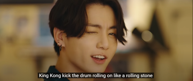 BTS hoá thân thành The Beatles, Michael Jackson, David Bowie - dù trở thành siêu sao quốc tế nhưng không bao giờ đánh mất mình trong MV Dynamite? - Ảnh 14.