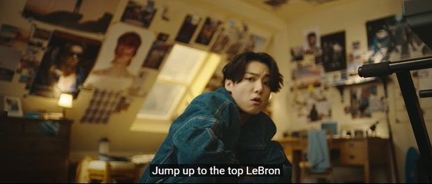 BTS hoá thân thành The Beatles, Michael Jackson, David Bowie - dù trở thành siêu sao quốc tế nhưng không bao giờ đánh mất mình trong MV Dynamite? - Ảnh 15.