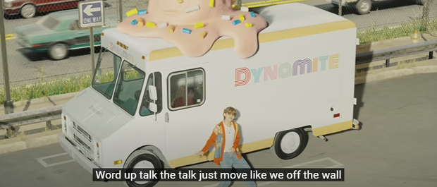 BTS hoá thân thành The Beatles, Michael Jackson, David Bowie - dù trở thành siêu sao quốc tế nhưng không bao giờ đánh mất mình trong MV Dynamite? - Ảnh 16.