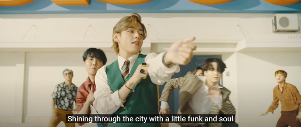 BTS hoá thân thành The Beatles, Michael Jackson, David Bowie - dù trở thành siêu sao quốc tế nhưng không bao giờ đánh mất mình trong MV Dynamite? - Ảnh 17.