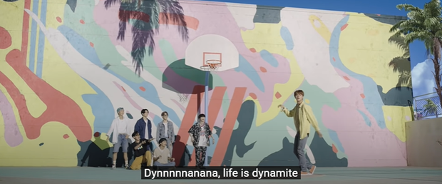 BTS hoá thân thành The Beatles, Michael Jackson, David Bowie - dù trở thành siêu sao quốc tế nhưng không bao giờ đánh mất mình trong MV Dynamite? - Ảnh 18.