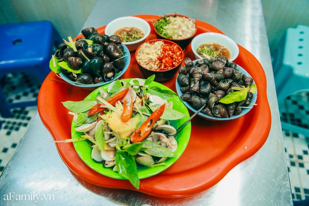 Thu về ăn gì, hãy điểm qua 3 quán ốc nóng nức tiếng Hà Thành, mở từ thời 9X đời đầu, hút khách với những món ăn vặt nóng hổi, đậm vị chua cay khó cưỡng lại - Ảnh 1.