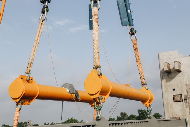 Cận cảnh cống ngăn triều lớn nhất Việt Nam của dự án chống ngập 10.000 tỷ đồng ở Sài Gòn vừa được lắp cửa van 460 tấn - Ảnh 8.