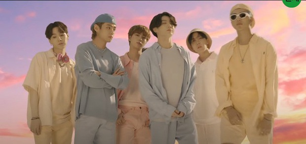 BTS hoá thân thành The Beatles, Michael Jackson, David Bowie - dù trở thành siêu sao quốc tế nhưng không bao giờ đánh mất mình trong MV Dynamite? - Ảnh 7.