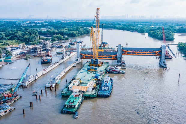 Cận cảnh cống ngăn triều lớn nhất Việt Nam của dự án chống ngập 10.000 tỷ đồng ở Sài Gòn vừa được lắp cửa van 460 tấn - Ảnh 1.