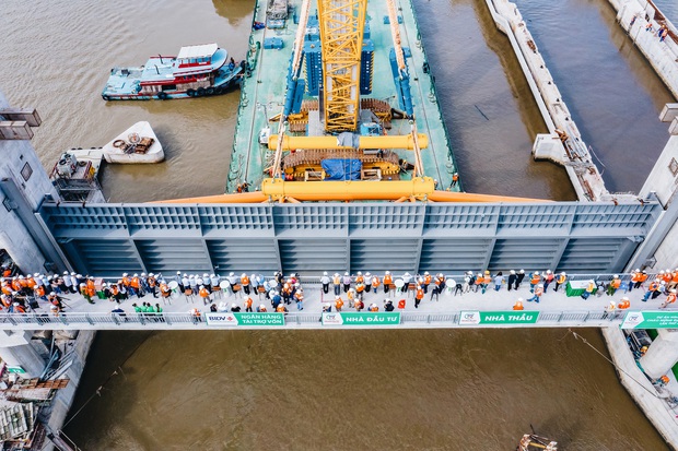 Cận cảnh cống ngăn triều lớn nhất Việt Nam của dự án chống ngập 10.000 tỷ đồng ở Sài Gòn vừa được lắp cửa van 460 tấn - Ảnh 10.