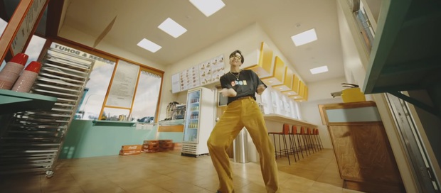 BTS hoá thân thành The Beatles, Michael Jackson, David Bowie - dù trở thành siêu sao quốc tế nhưng không bao giờ đánh mất mình trong MV Dynamite? - Ảnh 12.