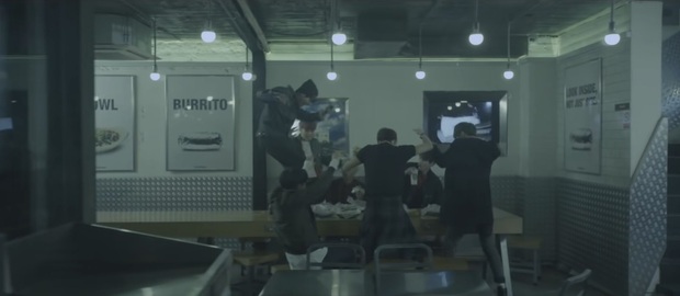 BTS hoá thân thành The Beatles, Michael Jackson, David Bowie - dù trở thành siêu sao quốc tế nhưng không bao giờ đánh mất mình trong MV Dynamite? - Ảnh 13.