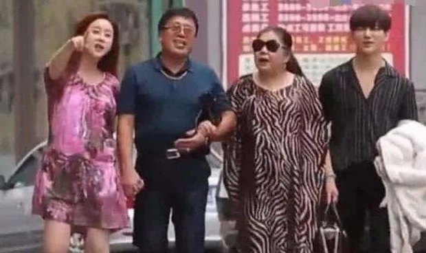 Vợ 44 Ham So Won gây tranh cãi nảy lửa khi nắm chặt tay bố chồng, ông xã kém 18 tuổi dửng dưng đứng bên - Ảnh 3.