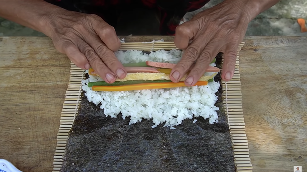 Chẳng ai như Bà Tân Vlog: dùng đỗ để làm kimbap, cuộn xong nhìn mà tá hoả - Ảnh 2.